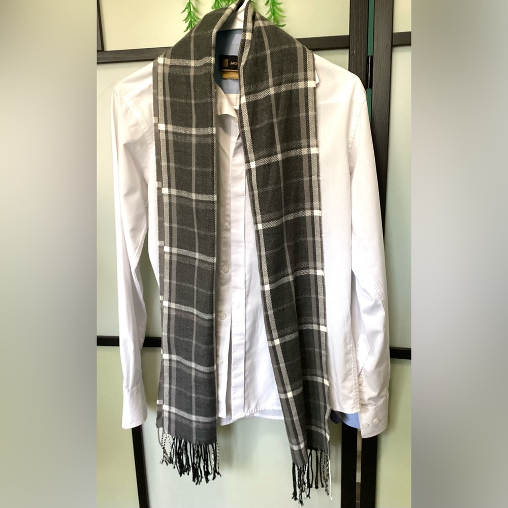 Soft grey scarf with fringes. Unisex